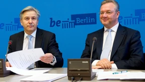 Rote Tinte auf weißem Papier 