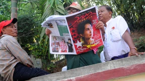 Der Pfau bereitet den Angriff vor