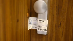 Wie alt ist der Gesichtsverstümmeler?