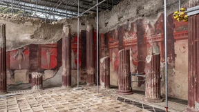 Frauen, die rohes Fleisch essen