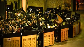 50 Klaviere und eine glückliche Frau