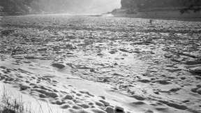 Glühweinstände mitten auf dem Rhein