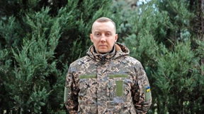 Ein Journalist mit Granatwerfer