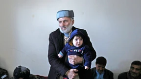 Von Soldat gerettetes Baby wieder bei Familie