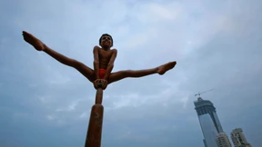 Athleten an Mast und Seil