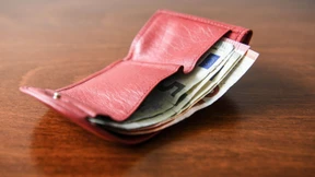 Polizisten teilen Geld aus der Börse eines Verstorbenen