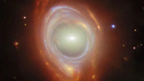 Eine Spiralgalaxie wird zum Ring