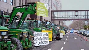 Draußen dicke Luft, drinnen Beifall