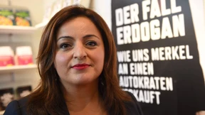 Eine Abgeordnete teilt kräftig aus