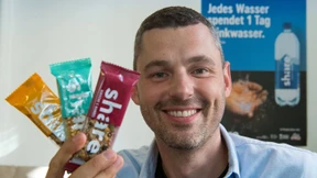 Mit Nussriegel und Limonade anderen helfen