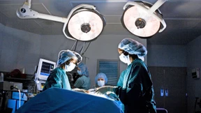 Die Bauchdecke offen, die Kita zu