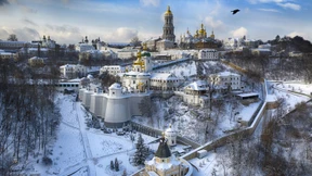 Mönche verlassen das Kiewer Höhlenkloster
