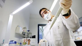 Fast 14.000 Neuinfektionen und 445 weitere Todesfälle