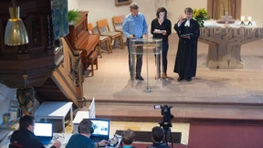 Gottesdienst mit Tablet und Smartphone