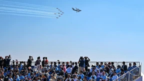 Modi lässt die Muskeln spielen