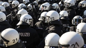 Straflos unter Sturmmaske und Helm