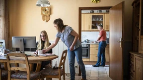 Mit Mutter im Homeoffice