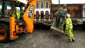 Sklavenhändler werden vom Sockel gestoßen