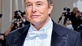 Elon Musk halbiert Twitter