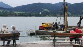 Rentner schauen Arbeit an