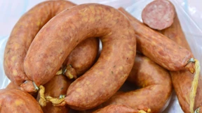 Zwei Würste aus einer Hand