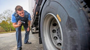 Marode Reifen und ungesicherte Ladungen