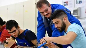 Großunternehmen stellen seltener Flüchtlinge ein