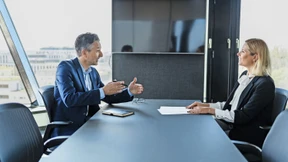 Warum Online-Verhandlungen für Frauen besser sind