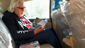 Taxifahrer bietet „fahrende Bibliothek“