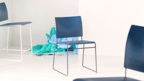 Ein Stuhl aus chirurgischem Abfall