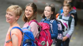 Gegen Corona-Abstand und Maske auf Schulhof