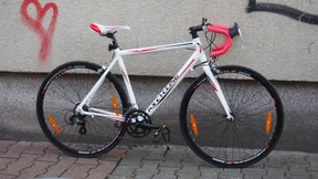 Die Karikatur eines Rennrads