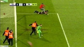 Zuschauer tritt auf Tor-Schiedsrichter ein