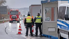 Dominospiel an der deutsch-österreichischen Grenze