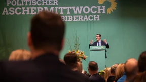 Özdemir verneigt sich vor Kretschmann