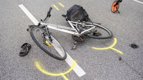 Radlerin übersieht Autofahrerin – Auto kollidiert mit Rettungswagen