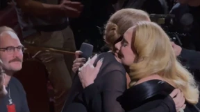Adele weint bei Konzert, als sie Céline Dion im Publikum begrüßt