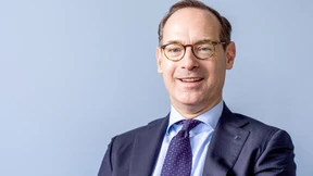 „Während sich Vermögende Kredite besorgen, zahlt der einfache Bürger drauf“