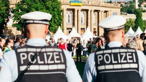 Zur Polizei – oder zu Tesla