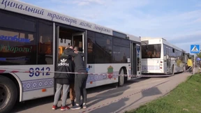 Busse bringen Zivilisten aus belagertem Stahlwerk