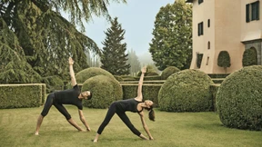 Yoga unter Zypressen