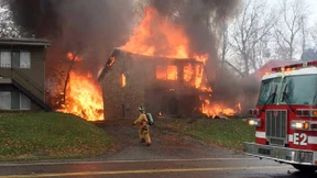 Firmenjet stürzt in Wohnhaus