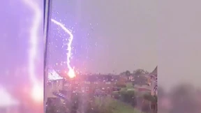 Blitzeinschlag auf Video festgehalten