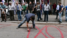 200 Kommunisten besetzen das Finanzministerium