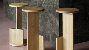 Ein massiver Hochsitz für ein Burgerrestaurant