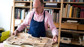 Die Geige so öffnen, dass sie nicht leidet