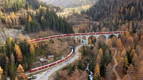 Ein Monsterzug schlängelt sich durch das Albulatal