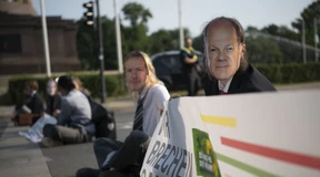 Aktivisten mit Masken blockieren Verkehr