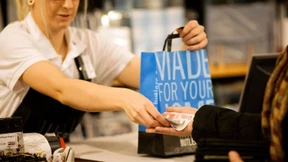 Das Handy sendet Kontodaten