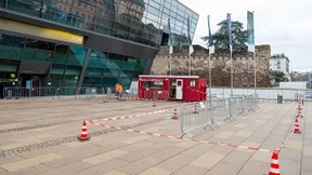 Impfgegner filmen vor Impfzentrum in Darmstadt
